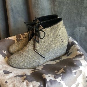 TOMS wedge bootie. Black/white/metallic gold. Sz 10